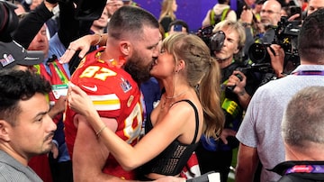 Taylor Swift kisses Kansas City Chiefs tight end Travis Kelce after the NFL Super Bowl 58 football game against the San Francisco 49ers, Sunday, Feb. 11, 2024, in Las Vegas. The Chiefs won 25-22. (AP Photo/John Locher). Foto: John Locher/AP