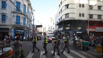 Policiais militares transitam pela Santa Ifigênia, onde usuários de drogas têm se concentrado nos últimos dias. Foto: Alex Silva/Estadão