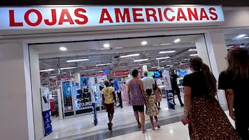 View of the entrance of a store of Brazilian retailer Lojas Americanas at the Nova America Shopping Mall in Rio de Janeiro, Brazil, on January 29, 2023. (Photo by MAURO PIMENTEL / MAURO PIMENTEL / AFP). Foto: Mauro Pimentel/AFP