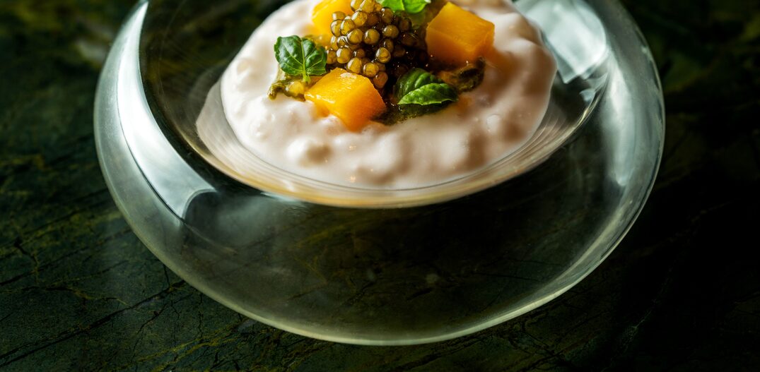 Caviar coroa o sagu de coco com manga no novo menu degustação do Tuju. Foto: Rubens Kato