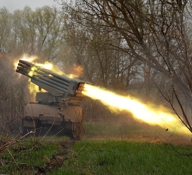 Ukrainian servicemen fire a BM-21 Grad multiple rocket launch system, as Russia?s attack on Ukraine continues, in Kharkiv region, Ukraine April 20, 2022.  REUTERS/Serhii Nuzhnenko