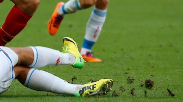 The grass is torn up from the ground as Russia's Maxim Kanunnikov slides across it during their 2014 World Cup Group H soccer match against Belgium at the Maracana stadium in Rio de Janeiro June 22, 2014. REUTERS/Yves Herman (BRAZIL  - Tags: SOCCER SPORT WORLD CUP TPX IMAGES OF THE DAY)  . Foto: YVES HERMAN / REUTERS