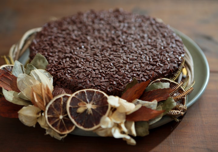 Bolo de chocolate com granulado decorado com flores