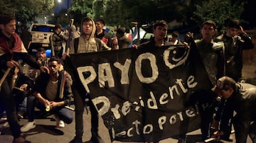Supporters of Paraguay's ex-presidential candidate for the Partido Cruzada Nacional political party, Paraguayo Cubas, demonstrate near the station of the Police's Specialized Group where Cubas is being preventively held on charges of disturbing public peace, in Asuncion on May 5, 2023. - Former candidate Paraguayo Cubas, who alleged fraud in the April 30 Paraguayan elections in which he came third, was preventively detained on May 5, 2023, on charges of disturbing public peace, the Police reported. (Photo by Norberto DUARTE / AFP). Foto: Norberto Duarte/AFP