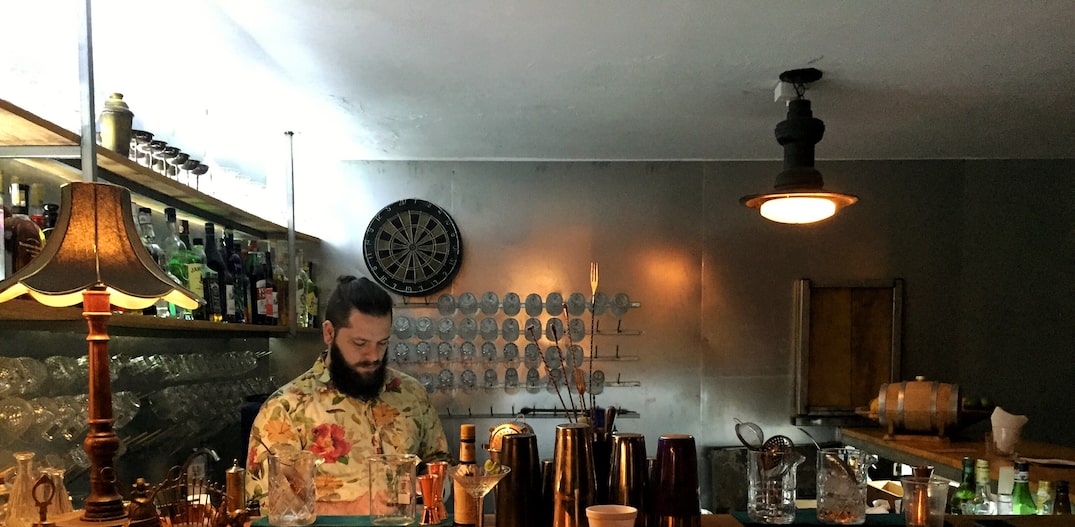 No Guarita o ambiente é informal.Os copos e objetos que compõeo novo bar foram garimpados pela cidade. Foto: Carolina Oda/Estadão 