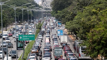 Carros cruzam a Avenida 23 de Maio, ligação entre o centro e a zona sul da cidade de São Paulo. Foto: Gabriela Biló/Estadão