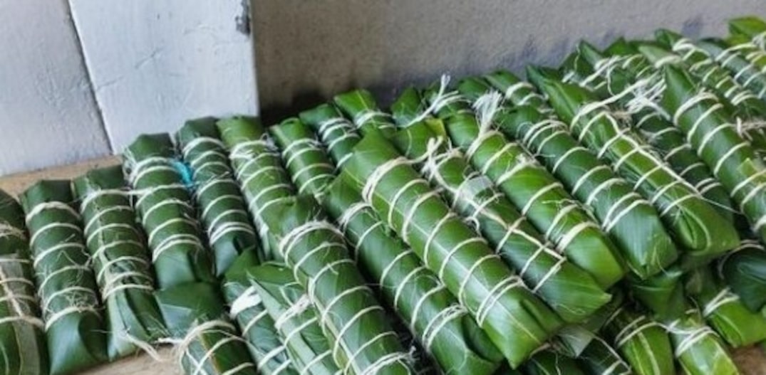 Tamales levam uma massa cozida com vários temperos e envolta em folhas de muitas variedades. Foto: Instagram @el_toque_colombiano