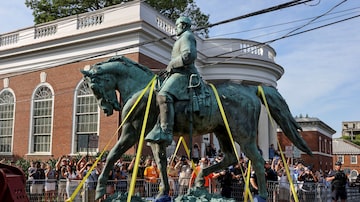 Estátua de Robert E. Lee é removida após anos de uma batalha legal sobre o monumento contencioso, em Charlottesville, Virgínia. Foto: Evelyn Hockstein/REUTERS 