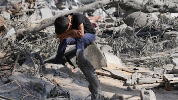 A Palestinian boy sits on the rubble of the building destroyed in an Israeli airstrike in Bureij refugee camp Gaza Strip, Wednesday, Oct. 18, 2023. (AP Photo/Hatem Moussa). Foto: Hatem Moussa/AP