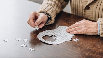 cropped view of senior man playing with puzzles. Foto: LIGHTFIELD STUDIOS/Adobe Stock