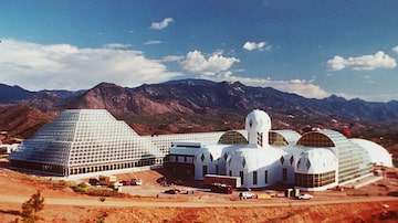 O complexo Biosfera 2 em 1991, instalaçãocom floresta tropical, deserto e recife de coral. Foto: John Miller/Associated Press