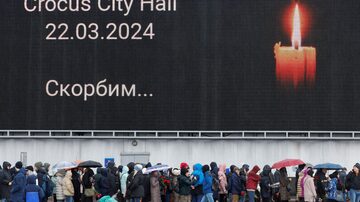  Pessoas fazem fila para depositar flores em um memorial improvisado às vítimas do ataque a tirosna sala de concertos Crocus City Hall, na região de Moscou. 
