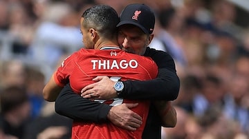 Thiago Alcântara abraça Jürgen Klopp, que só tem elogios ao meio-campista. Foto: Lee Smith / Reuters