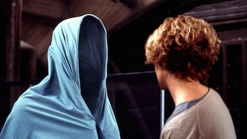 Paul Verhoeven dirigiu a adaptação de 'O Homem Invisível' em 2000. Foto: Reprodução
