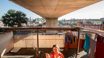 'O viaduto é meu teto', diz a autônoma Francis Ramos, na Penha. Foto:  DANIEL TEIXEIRA/ESTADAO
