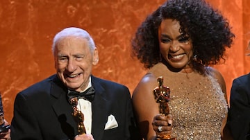 TOPSHOT - US actor Mel Brooks (L) and US actress Angela Bassett pose with their Academy Honorary Award during the Academy of Motion Picture Arts and Sciences' 14th Annual Governors Awards at the Ray Dolby Ballroom in Los Angeles on January 9, 2024. (Photo by Robyn BECK / AFP). Foto: Robyn Beck / AFP