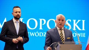 Ministro da Defesa da Polônia Wladyslaw Kosiniak-Kamysz (E) e o conselheiro social do Ministro da Defesa Nacional, Mieczyslaw Bieniek (D) em conferência de imprensa após míssil russo ter violado o espaço aéreo.