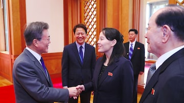 O presidente sul-coreano, Moon Jae-in (E), cumprimenta Kim Yo-jong, irmã do líder norte-coreano, Kim Jong-un. Foto: AFP PHOTO / YONHAP 