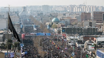 Milhares de pessoas em Teerã para o velório do general Suleimani. Foto: Arash Khamooshi/The New York Times 