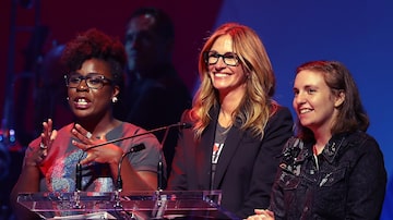 As atrizesUzo Aduba, Julia Roberts e Lena Dunham no espetáculo 'Hillary Victory Fund - Stronger Together'. Foto: Justin Sullivan/AFP