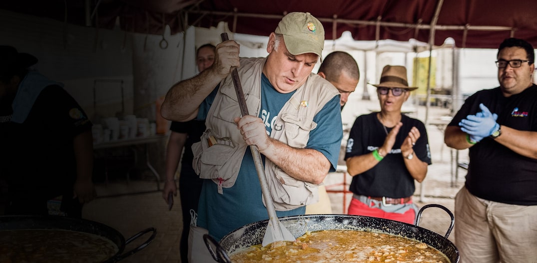 Chef vai até locais afetados por grandes desastres naturais para alimentar a população. Foto: Disney+