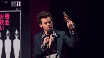 Harry Styles recebe o troféu de Artista do Ano, em Londres. Foto: Vianney Le Caer/Invision/AP