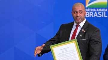 Brazilian deputy Daniel Silveira poses with a framed copy of his presidential pardon, during an act in defense of freedom of expression at Planalto Palace in Brasilia on April 27, 2022. - Brazilian President Jair Bolsonaro defended his decision to grant a pardon to a controversial ally convicted of attacking democratic institutions, saying "I free people who are innocent." The far-right president has come in for criticism since pardoning Congressman Daniel Silveira, a day after the Supreme Court sentenced the 39-year-old lawmaker to eight years and nine months in prison for his role leading a movement calling for the court to be overthrown. (Photo by EVARISTO SA / AFP). Foto:  Evaristo Sa/AFP