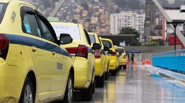 Fila de táxis no Rio de Janeiro em junho de 2020, durante a pandemia de covid-19