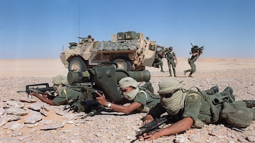 Soldados franceses do regimento de infantaria da Legião Estrangeira de Nimes participam de treinamento durante a Guerra do Golfo, no deserto da Arábia Saudita, em 1990. Foto: Pascal Guyot/AFP