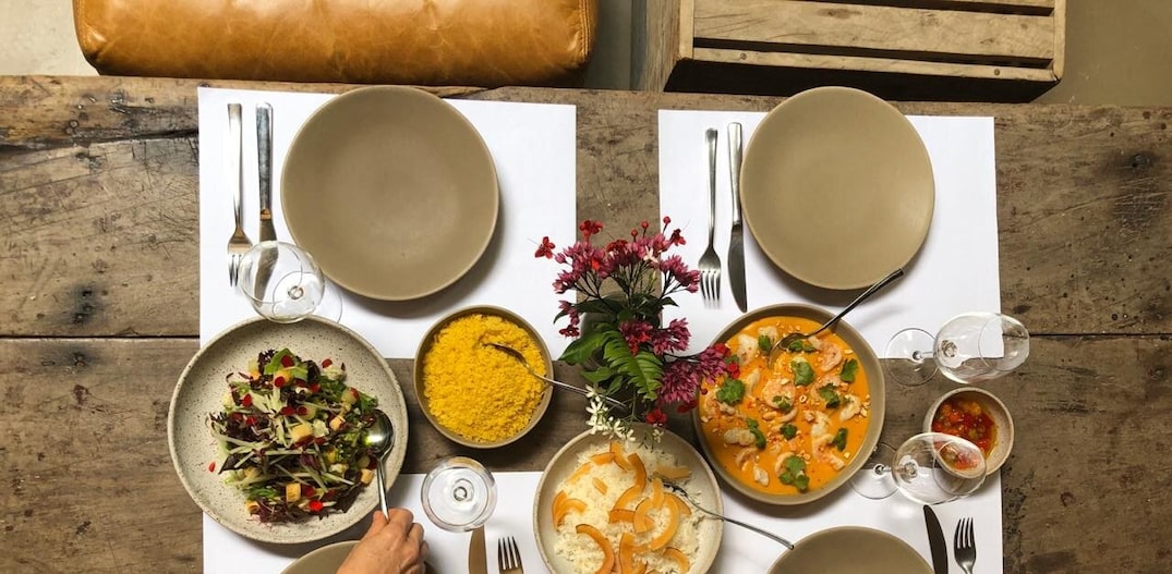 Bobó de camarão, arroz de jasmim, farofa e salada, do Maní. Foto: Giovana Baggio