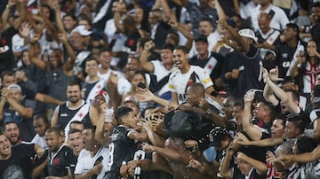 Tiago Reis é abraçlado por torcedores do Vasco nas arquibancadas após marcar contra o Bangu. Foto: Rafael Ribeiro/Vasco