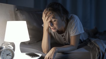 Desperate woman suffering from insomnia. Foto: stokkete/Adobe Stock