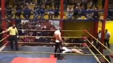 Momento em que lutador cai no ringue, após sofrer golpes seguidos no peito. Foto: Reprodução/ Twitter