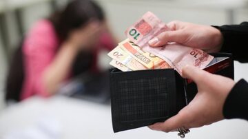 
Com o agravamento da crise econômica, consumidor deve ficar atento para não contrair dívidas/Estadão
