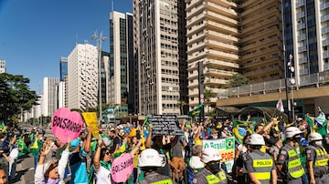 Polícia isola manifestantes pró-Bolsonaro do ato contra o presidente na Avenida Paulista (31/05/2020). Foto: Anderson Lira/Framephoto