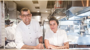 Homem e mulher em cozinha. Foto: ROGERIO GOMES