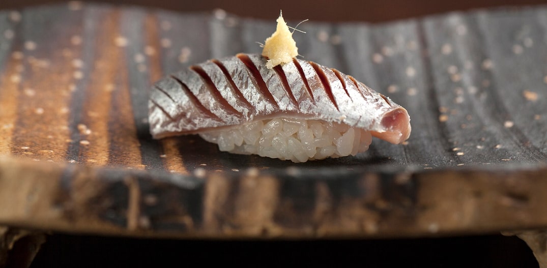 Niguiri de sardinha marinada com uma pitada de gengibre ralado. Foto: Codo Meletti|Estadão