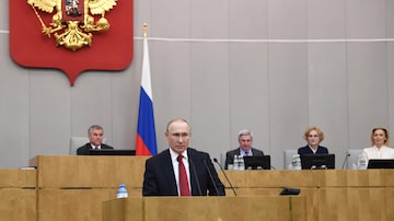O presidente russo, Vladimir Putin, esteve na Duma - Câmara baixa do Parlamento - para apoiar a medida que permite prolongar seu tempo como chefe do Executivo. Foto: EFE/EPA/YURI KOCHETKOV
