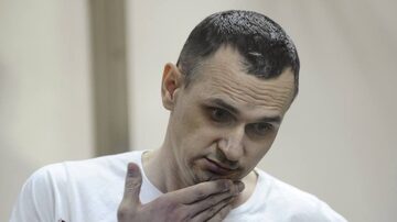 Diretor ucraniano Oleg Sentsov, sentenciado a 20 anos de prisão, recebe prêmio Sakharov do Parlamento Europeu. Foto: REUTERS/Sergey Pivovarov
