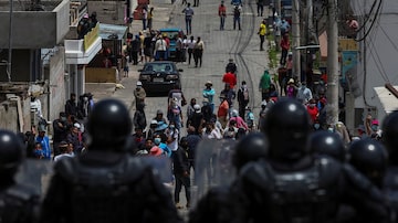 Manifestantes protestam contra aumento dos combustíveis em Quito, Equador. Foto: Jose Jcome/EFE