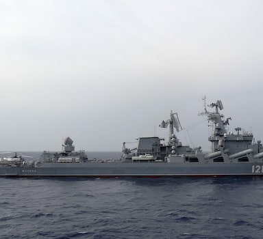O Moskva, principal navio de guerra da esquadra russa no Mar Negro, patrulha o Mediterrâneo na costa da Síria em imagem de 2005