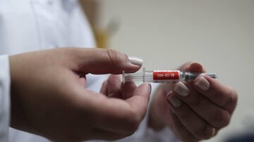 Comitês de especialistas americanos independentes supervisionam os testes clínicos de vacinas. Foto: Reuters/Amanda Perobelli