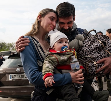 Ucraniana com seu bebê é recebida por amigo após conseguir escapar de Mariupol