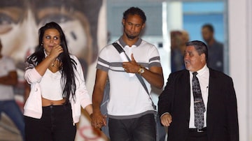 O ex-goleiro Bruno deixou a prisão ao lado da mulher e do advogado. Foto: FLAVIO TAVARES/JORNAL HOJE EM DIA