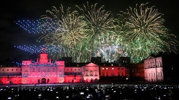 Fogos de artifício explodem próximo ao London Eye para marcar as comemorações do Ano Novo, em Londres, Grã-Bretanha, em 1º de janeiro de 2023. Foto: Toby Melville/Reuters