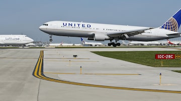 Aeronave da United Airlines no aeroporto de O'Hare, em Chicago. Foto: EFE/KAMIL KRZACZYNSKI
