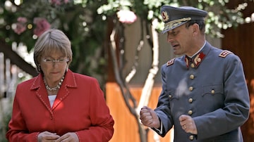 A então presidente do Chile, Michelle Bachelet, ao ladodo chefe do Exército, general Juan Emilio Cheyre, em imagem de 2006. Foto: AP Photo/Santiago Llanquin