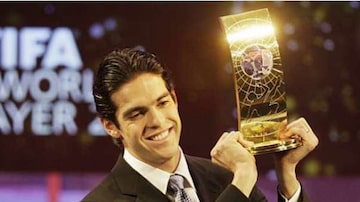 Kaká levanta o troféu após o anúncio de melhor jogador de 2007 na Opera de Zurique. Foto: Anja Niedringhaus/AP