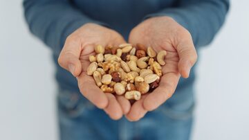 Man holding a handful of healthy mixed nuts. Foto: contrastwerkstatt/Adobe Stock