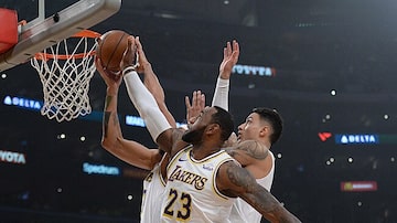 Jogadores do Los Angeles Lakers lutam por rebote em jogo contra oSacramento Kings. Foto: Gary A. Vasquez-USA TODAY 